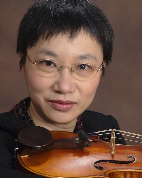 photo of violinist Kia-Hui Tan